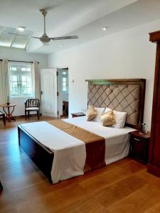 ein Schlafzimmer mit einem großen Bett in einem Zimmer in der Unterkunft villa cinnamon bliss 