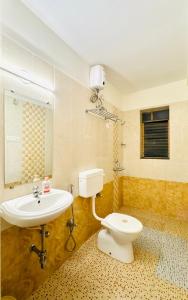 Jāmbにある2 bedroom apartment with pool in vagatorのトイレと洗面台のあるバスルーム