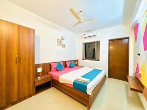 Jāmbにある2 bedroom apartment with pool in vagatorのベッドルーム1室(ベッド1台付) +32枚の写真