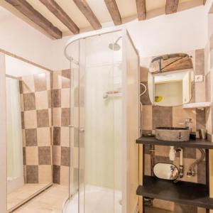 eine Glasdusche in einem Badezimmer mit Waschbecken in der Unterkunft Arhomeplus - Gîte & Séjours Bien-être à Autun in Autun + 40 Fotos
