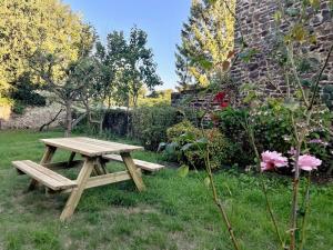 Κήπος έξω από το Les Rosiers