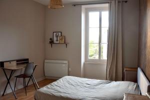 Ένα ή περισσότερα κρεβάτια σε δωμάτιο στο Les Rosiers