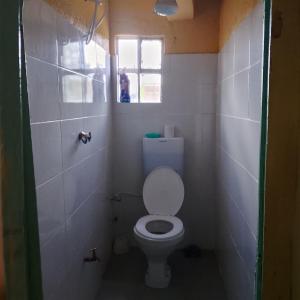 BometMaureen Homes的带马桶和窗户的小浴室