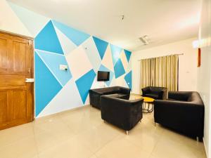 Jāmbにある2 bedroom apartment with pool in vagatorの椅子2脚とテーブルのあるリビングルーム