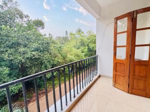 Jāmbにある2 bedroom apartment with pool in vagatorの木の木の入ったバルコニー