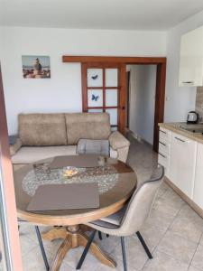 een woonkamer met een tafel en een bank bij Apartment Seman in Vela Luka
