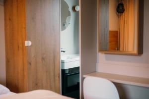 Un baño pequeño con lavabo y espejo. en Vakantiepark Sallandshoeve, en Nieuw-Heeten