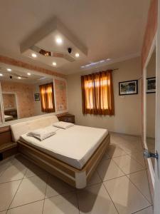 un dormitorio con una cama grande en una habitación en Flats Ponte Pênsil, en São Vicente 8 fotos más