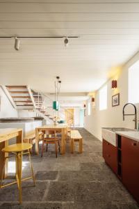 リベイラ・グランデにあるMoinho da Areiaのテーブルと椅子のあるキッチンとダイニングルーム