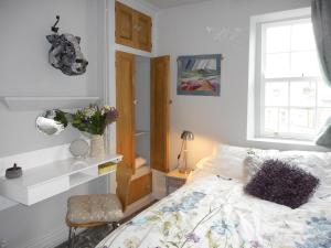 ein Schlafzimmer mit einem Bett und einem Fenster in der Unterkunft Birkenhead Cottage in Hebden Bridge