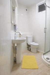 ein Badezimmer mit Waschbecken, Toilette und Dusche in der Unterkunft Boutique-Style Studio Near BHX Airport & NEC in Birmingham