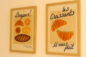 Zwei gerahmte Bilder von verschiedenen Kürbissorten an einer Wand in der Unterkunft Boutique-Style Studio Near BHX Airport & NEC in Birmingham + 1 Foto