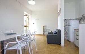 Η κουζίνα ή μικρή κουζίνα στο Beautiful Apartment In Casal Velino