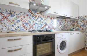 Η κουζίνα ή μικρή κουζίνα στο Beautiful Apartment In Casal Velino