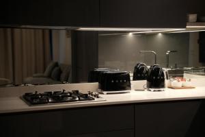 ヨハネスブルグにあるSecure and modern private flat Houghton Estateのキッチン(コンロ、鏡付) +11枚の写真