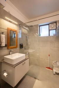 Ένα μπάνιο στο Yecha House - Mountain & Lake View Retreat, Bhimtal +55 φωτογραφίες