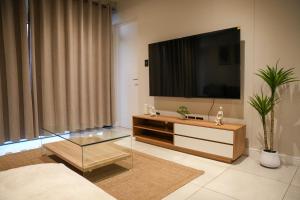ヨハネスブルグにあるSecure and modern private flat Houghton Estateのリビングルーム(壁掛け式薄型テレビ付)