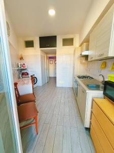 eine kleine Küche mit Spüle und Herd in der Unterkunft Lili & Aurora Home in Rom