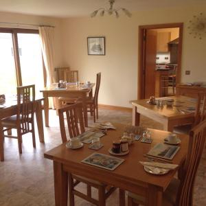 オークニー諸島にあるAvalon Guesthouseの木製のテーブルと椅子のあるダイニングルーム