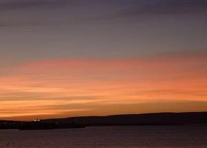 オークニー諸島にあるAvalon Guesthouseの空の水の上の夕日