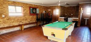 マーゲートにあるProvidence 77 - Sleeps 4のレンガの壁の客室内のビリヤード台