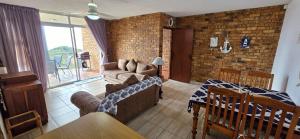 マーゲートにあるProvidence 77 - Sleeps 4のソファとテーブルのあるリビングルーム