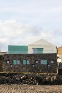 リベイラ・グランデにあるMoinho da Areiaの海岸の建物 +80枚の写真