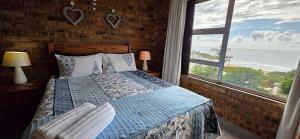 マーゲートにあるProvidence 77 - Sleeps 4の海の見えるベッドのある寝室 +17枚の写真