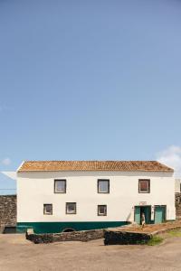 リベイラ・グランデにあるMoinho da Areiaの女の立つ建物