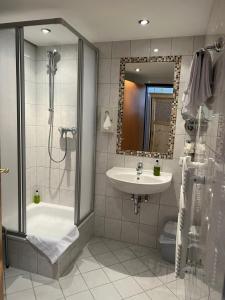 トヴェングにあるLandhotel Postgut - Tradition seit 1549のシャワーと洗面台付きのバスルーム +43枚の写真
