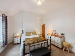 Ένα ή περισσότερα κρεβάτια σε δωμάτιο στο School Cottage