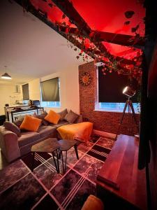 un salon avec un canapé et un plafond rouge dans l'établissement Stunning Two Bed City Centre Apartment, à Hunslet