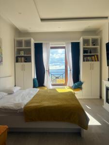 コパオニクにあるApartman The Nestの海の見えるベッドのある寝室 +32枚の写真