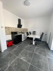 Η κουζίνα ή μικρή κουζίνα στο Moderne 2 Zimmer Wohnung Küche und Bad im Zentrum +17 φωτογραφίες