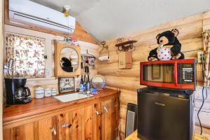 Kuchyň nebo kuchyňský kout v ubytování Rogers Cabin Historic Log Cabin in the Woods Near Grand Canyon Flagstaff + 32 fotografií