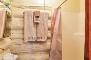 Koupelna v ubytování Rogers Cabin Historic Log Cabin in the Woods Near Grand Canyon Flagstaff