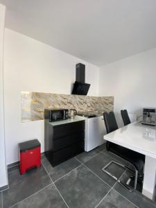 Η κουζίνα ή μικρή κουζίνα στο Moderne 2 Zimmer Wohnung Küche und Bad im Zentrum