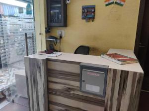 um balcão num quarto com um balcão com um balcão em Hotel O Shakuntala Park Bus Terminus Behala em Behāla