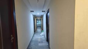 um corredor vazio com um corredor que dá acesso a um quarto em Hotel O Shakuntala Park Bus Terminus Behala em Behāla