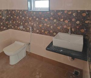 um banheiro com pia e vaso sanitário em Hotel O Shakuntala Park Bus Terminus Behala em Behāla