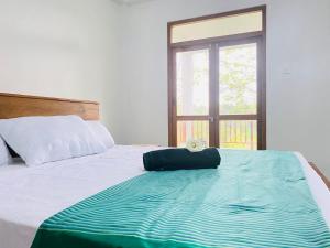 een bed met een teddybeer bovenop bij Circle Edge Cabana in Kandy +8 foto's