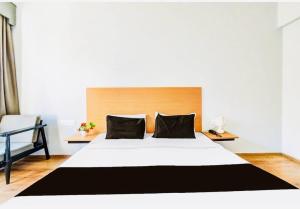 Postel nebo postele na pokoji v ubytování Hotel O Vemulawada Temple Formerly Kamakshi Bliss