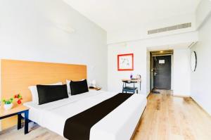 Postel nebo postele na pokoji v ubytování Hotel O Vemulawada Temple Formerly Kamakshi Bliss + 17 fotografií