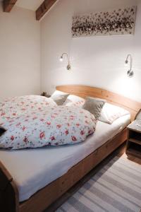 una camera da letto con un letto con testiera in legno di Luggishof a Campo Tures