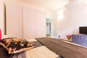 1 dormitorio con cama con almohada en Casa Vacanze Luli, en La Spezia