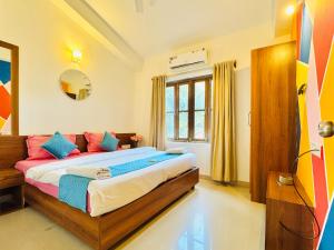 een slaapkamer met een groot bed in een kamer bij 2 bedroom perfect stay villas in Anjuna +70 foto's