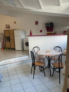 Η κουζίνα ή μικρή κουζίνα στο Centre Ste Anne plage & commerces à 200m