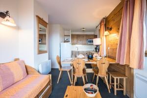 Køkken eller tekøkken på Les Alpages du Corbier B002