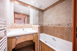 Et badeværelse på Les Alpages du Corbier B002 + 12 billeder