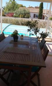 Bazén v ubytování Lauriers roses - Chambre D'hôtes nebo v jeho okolí